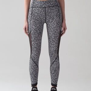 Lululemon Sole Training 7/8 Tights Daisy Dust Alpine White Black / Black Size 6